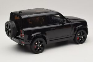 Land Rover Defender 90 L663 P400 X-Dynamic HSE Santorini Black GT Spirit 1:18 GT992 Pryskyřice – obrázek 2 z 6