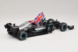 Mercedes AMG Petronas W12 E Performance L. Hamilton Winner British GP 2021 Minichamps 1:18 110211144 Pryskyřice – obrázek 2 z 7