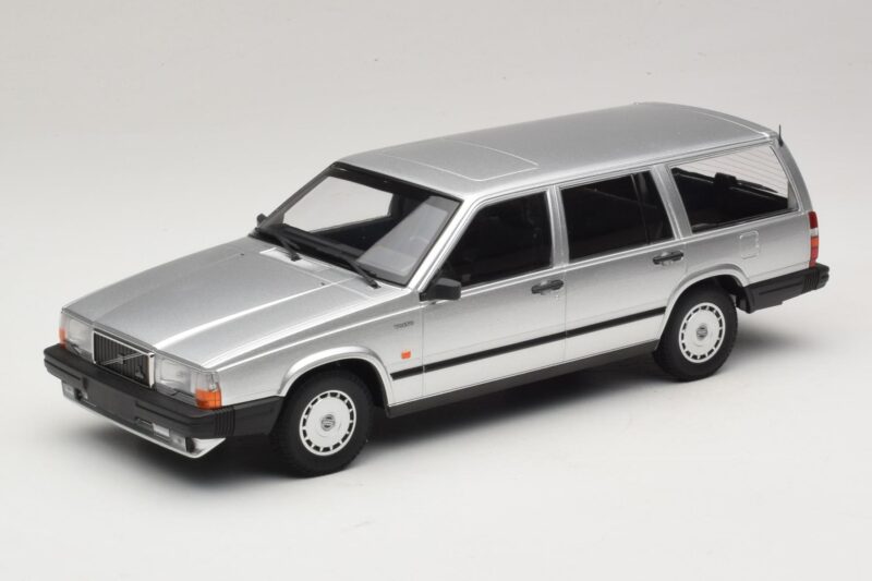 Volvo 740 GL Kombi Stříbrný Minichamps 1:18 155171770 Kov