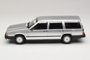 Volvo 740 GL Kombi Stříbrný Minichamps 1:18 155171770 Kov – obrázek 3 z 6