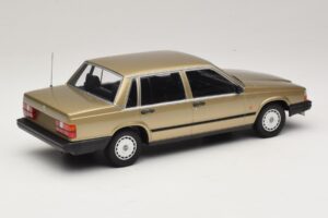 Volvo 740 GL Zlatý Minichamps 1:18 155171700 Kov – obrázek 2 z 6