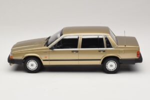 Volvo 740 GL Zlatý Minichamps 1:18 155171700 Kov – obrázek 3 z 6