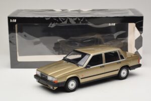 Volvo 740 GL Zlatý Minichamps 1:18 155171700 Kov – obrázek 6 z 6