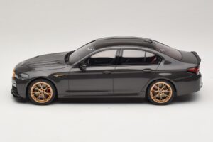 BMW M5 CS F90 Brands Hatch Grey Metallic GT Spirit 1:18 GT993 Pryskyřice – obrázek 3 z 6