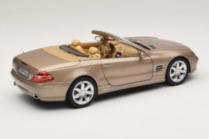 Mercedes SL500 R230 Travertine Beige Norev 1:18 183843 Kov – obrázek 3 z 9