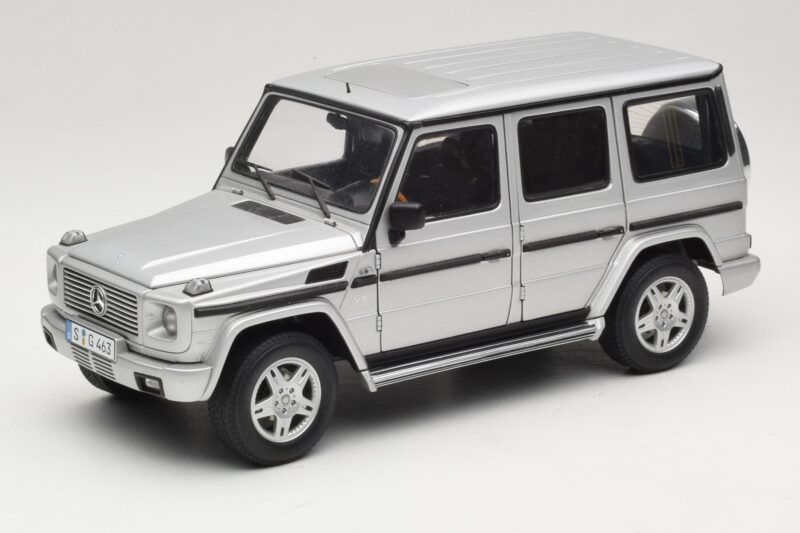 Mercedes G500 W463 LWB Dealerská Edice Stříbrný AUTOart 1:18 B66962142 Kov