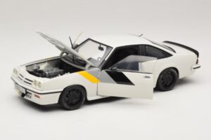 Opel Manta B GT/E Bílý Černá Speciální Kola Revell 1:18 08422 Kov – obrázek 2 z 8