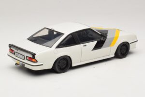 Opel Manta B GT/E Bílý Černá Speciální Kola Revell 1:18 08422 Kov – obrázek 3 z 8