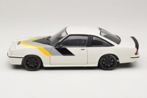 Opel Manta B GT/E Bílý Černá Speciální Kola Revell 1:18 08422 Kov – obrázek 4 z 8