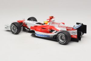 Panasonic Toyota Racing TF106 #12 R. Schumacher 2006 Minichamps 1:18 AM59557K Kov – obrázek 5 z 7
