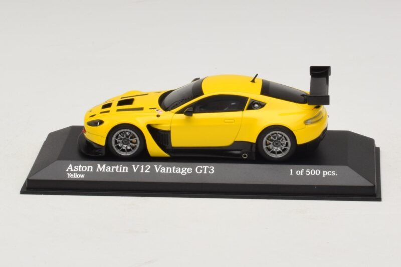 Aston Martin V12 Vantage GT3 Žlutý Minichamps 1:43 Aston Martin V12 Vantage GT3 Žlutý Minichamps 1:43 437121391 Kov