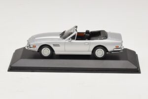 Aston Martin V8 Volante Stříbrný Minichamps 1:43 400137601 Kov