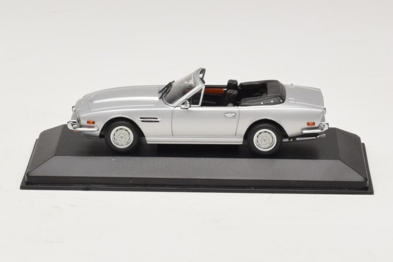 Aston Martin V8 Volante Stříbrný Minichamps 1:43 400137601 Kov