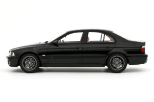 BMW M5 E39 Black Sapphire Metallic Otto 1:18 OT1338 Pryskyřice – obrázek 3 z 4