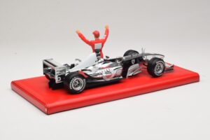 Ferrari F2004 #1 M. Schumacher Six Time World Champion 2004 Chrom Stříbrná Hot Wheels 1:18 C7332 Kov – obrázek 2 z 6