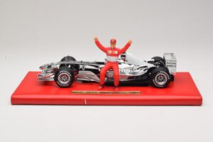 Ferrari F2004 #1 M. Schumacher Six Time World Champion 2004 Chrom Stříbrná Hot Wheels 1:18 C7332 Kov – obrázek 3 z 6