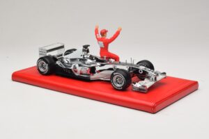 Ferrari F2004 #1 M. Schumacher Six Time World Champion 2004 Chrom Stříbrná Hot Wheels 1:18 C7332 Kov – obrázek 4 z 6