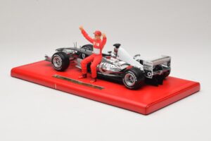 Ferrari F2004 #1 M. Schumacher Six Time World Champion 2004 Chrom Stříbrná Hot Wheels 1:18 C7332 Kov – obrázek 5 z 6