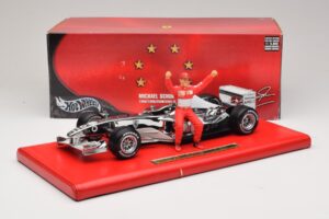 Ferrari F2004 #1 M. Schumacher Six Time World Champion 2004 Chrom Stříbrná Hot Wheels 1:18 C7332 Kov – obrázek 6 z 6