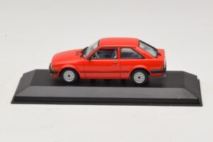 Ford Escort Mk3 3-dveřový Červený Minichamps 1:43 400085000 Kov