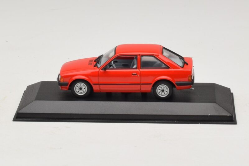 Ford Escort Mk3 3-dveřový Červený Minichamps 1:43 400085000 Kov