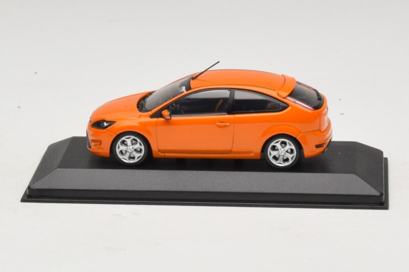 Ford Focus ST Mk2 Electric Orange Náhradní Krabice Minichamps 1:43 Ford Focus ST Mk2 Electric Orange Náhradní Krabice Minichamps 1:43 400087302-R1 Kov