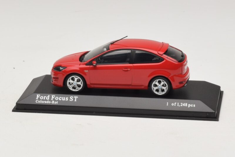 Ford Focus ST Mk2 Červený Minichamps 1:43 Ford Focus ST Mk2 Červený Minichamps 1:43 400087301 Kov