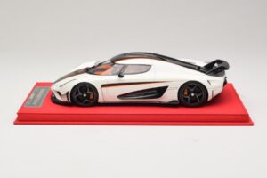 Koenigsegg Regera Bílý s Černým Karbonem FrontiArt 1:18 REMC043 Pryskyřice – obrázek 3 z 7