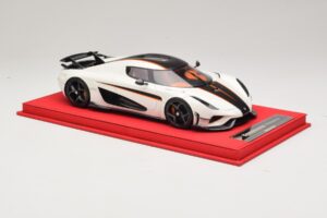 Koenigsegg Regera Bílý s Černým Karbonem FrontiArt 1:18 REMC043 Pryskyřice – obrázek 4 z 7