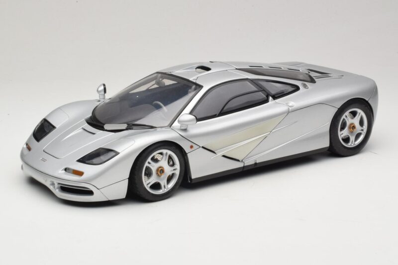 McLaren F1 Stříbrný Minichamps 1:12 530133123 Kov