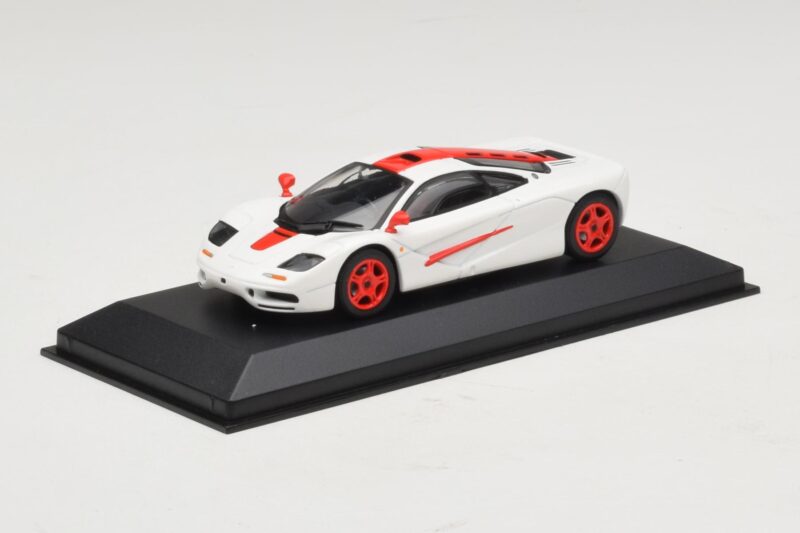 McLaren F1 Bílá S Červenými Pruhy Minichamps 1:43 McLaren F1 Bílá S Červenými Pruhy Minichamps 1:43 MCLAREN003 Kov