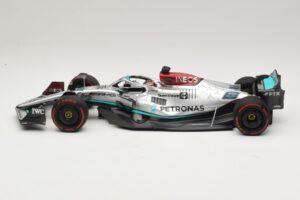 Mercedes AMG Petronas W13 E Performance #63 G. Russell Spanish GP 2022 Minichamps 1:18 110220063 Kov – obrázek 3 z 7