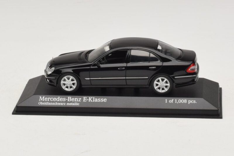 Mercedes E-Class W211 Černá Metalíza Minichamps 1:43 400036001 Kov