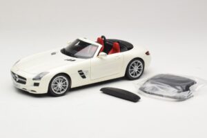 Mercedes SLS AMG Roadster Mystic White II Minichamps 1:18 B66960079 Kov – obrázek 2 z 9