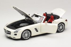 Mercedes SLS AMG Roadster Mystic White II Minichamps 1:18 B66960079 Kov – obrázek 3 z 9