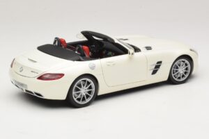 Mercedes SLS AMG Roadster Mystic White II Minichamps 1:18 B66960079 Kov – obrázek 4 z 9