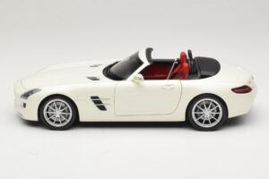 Mercedes SLS AMG Roadster Mystic White II Minichamps 1:18 B66960079 Kov – obrázek 5 z 9