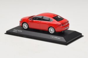 Opel Astra J Červený Minichamps 1:43 410042001 Kov – obrázek 3 z 4