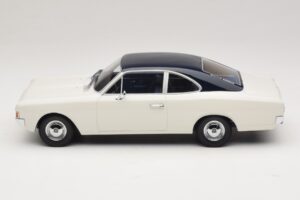 Opel Rekord C Kupé Bílá Modrá Minichamps 1:18 107047021 Pryskyřice – obrázek 3 z 6