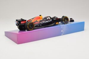 Oracle Red Bull Racing RB18 #11 S. Perez Miami GP 2022 Minichamps 1:18 113220511 Kov – obrázek 3 z 7