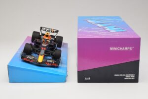 Oracle Red Bull Racing RB18 #11 S. Perez Miami GP 2022 Minichamps 1:18 113220511 Kov – obrázek 6 z 7