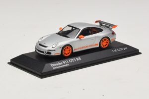Porsche 911 997 GT3 RS Stříbrný Minichamps 1:43 400066000 Kov – obrázek 2 z 4