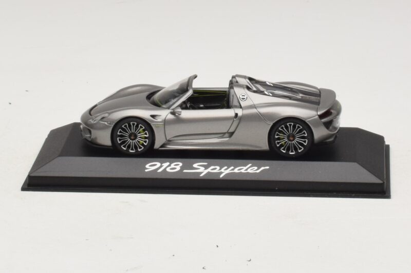 Porsche 918 Spyder Šedá Metalíza Minichamps 1:43 Porsche 918 Spyder Šedá Metalíza Minichamps 1:43 WAP0201000E Kov