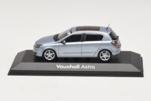 Vauxhall Astra H Sedan Světle Modrý Metalický Minichamps 1:43 ASTRA007 Kov