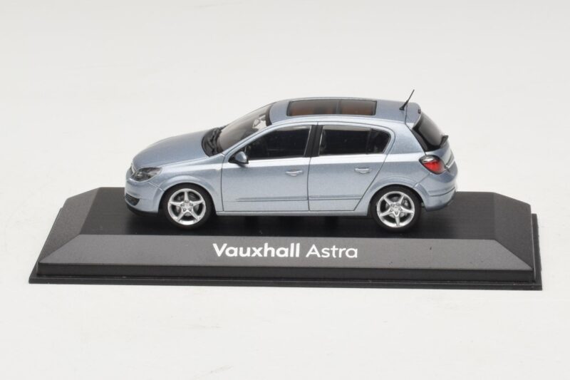 Vauxhall Astra H Sedan Světle Modrý Metalický Minichamps 1:43 ASTRA007 Kov