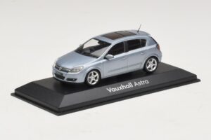 Vauxhall Astra H Sedan Světle Modrý Metalický Minichamps 1:43 ASTRA007 Kov – obrázek 2 z 4