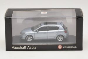 Vauxhall Astra H Sedan Světle Modrý Metalický Minichamps 1:43 ASTRA007 Kov – obrázek 4 z 4