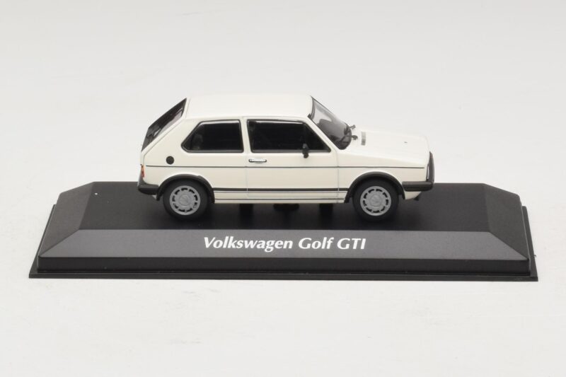 Volkswagen Golf GTI Mk1 Bílý Maxichamps 1:43 Volkswagen Golf GTI Mk1 Bílý Maxichamps 1:43 940055171 Kov