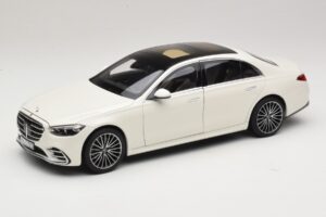 Mercedes třídy S W223 AMG Line bílá Norev 1:18 Mercedes třídy S W223 AMG Line bílá Norev 1:18 183807 Kov