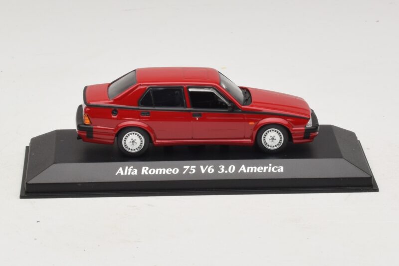 Alfa Romeo 75 V6 3.0 America Červený Maxichamps 1:43 940120461 Kov